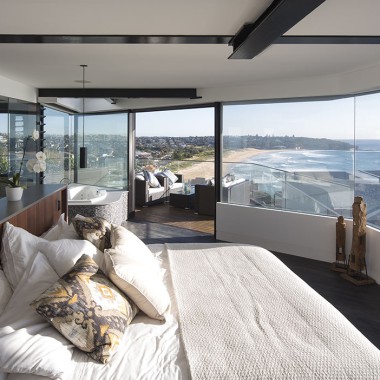 Master Bedroom with a view (© Adam Powell)