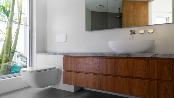 Tamarama Bathroom (© Michael Curwood) Tamarama Bathroom (© Michael Curwood)