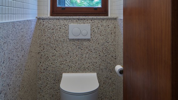 Wahroonga Bathroom (© Adam Powell)