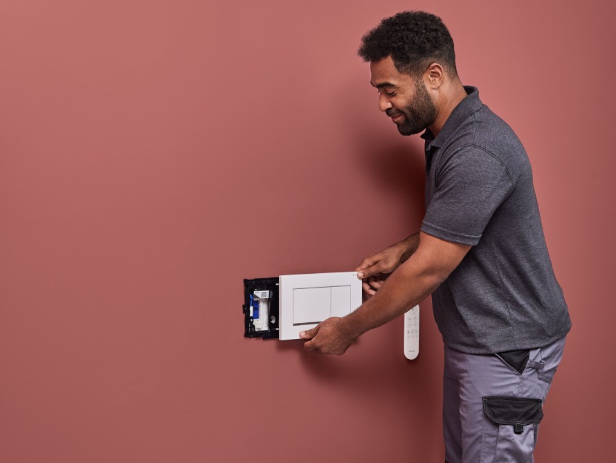 Man installing the Geberit DuoFresh odour extraction unit Man installing the Geberit DuoFresh odour extraction unit