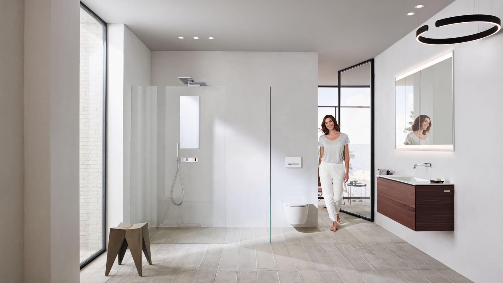 Geberit ONE bathroom with white ceramic appliances and bathroom furniture (© Geberit) Geberit ONE bathroom with white ceramic appliances and bathroom furniture (© Geberit)