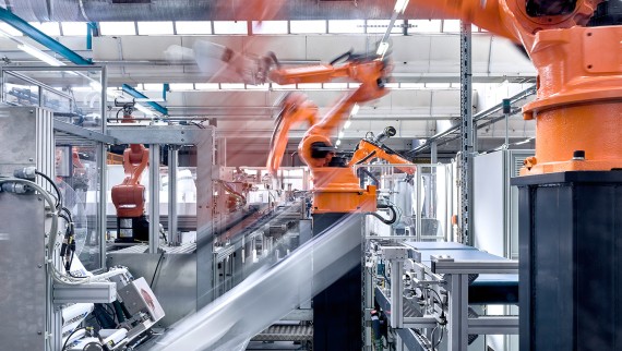 Robot arms on the assembly line in the production hall for Geberit concealed cisterns (© Geberit) Robot arms on the assembly line in the production hall for Geberit concealed cisterns (© Geberit)