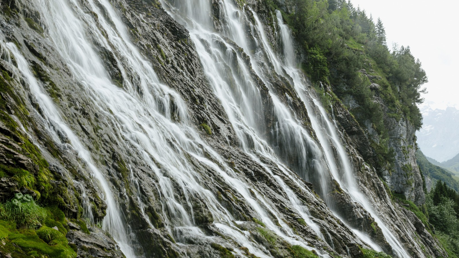 Impressive waterfall in a green landscape (Ā© Geberit) Impressive waterfall in a green landscape (Ā© Geberit)