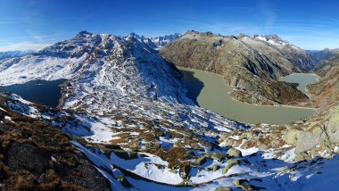 View of a winter landscape in the Grimsel region from the summit (© Kraftwerke Oberhasli AG)